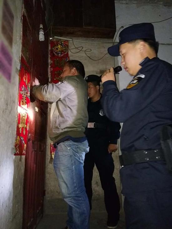 黔西南粗心妈妈误将幼女锁家中 民警全城寻开锁师傅开门